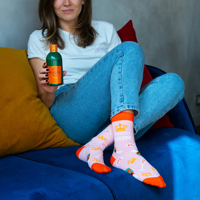 Socken mit Prosecco-Motiv in Flaschenverpackung