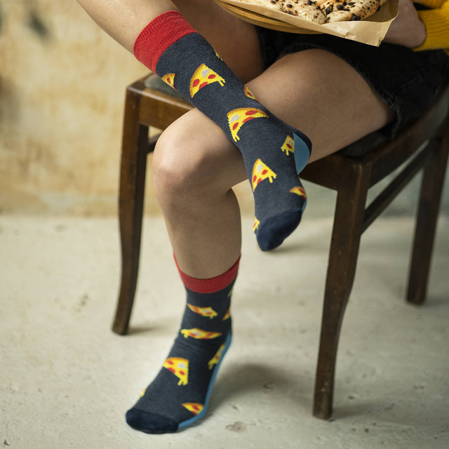 Socken mit Pizza-Motiv