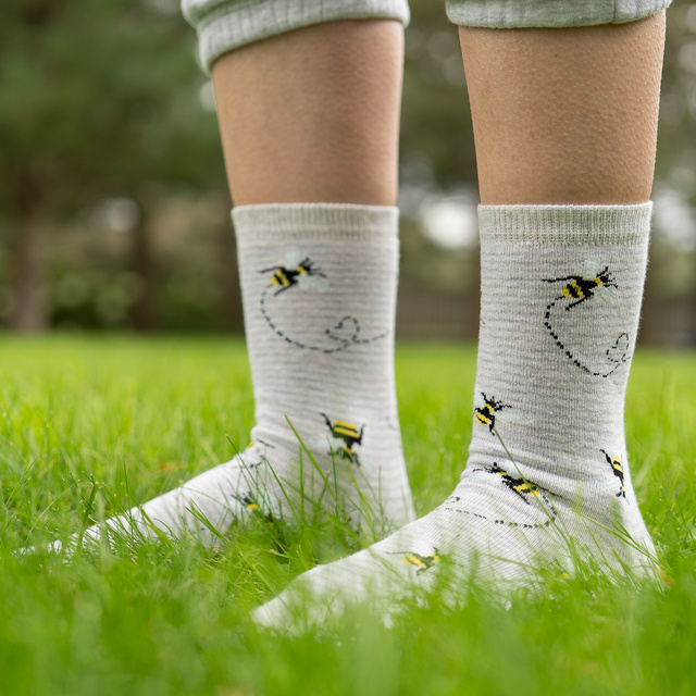 Socken mit Bee Happy-Motiv