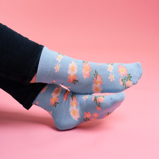 Socken mit Parfüm-Motiv