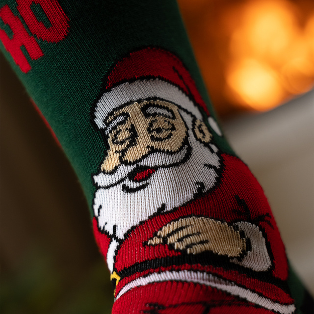 Socken mit Frechem Weihnachtsmann und Flaschen-Motiv