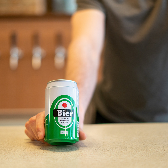 Socken mit Bier-Motiv in Dose