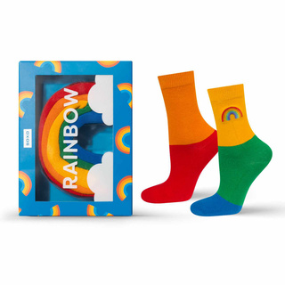 Socken mit Regenbogen-Motiv