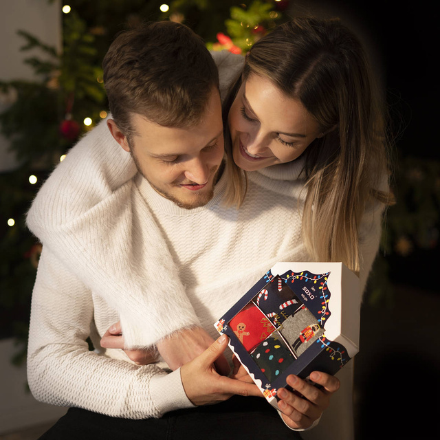 4 Paar von lustigen Socken mit Weihnachtsmotiv in einzigartiger Verpackung | Herrensocken | SOXO