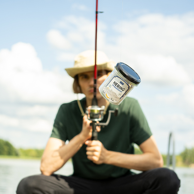 Socken mit Hering-Motiv im Glas
