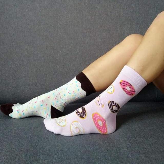 1 Paar von lustigen Socken mit Donutmotiv in einzigartiger Verpackung | Damensocken | SOXO