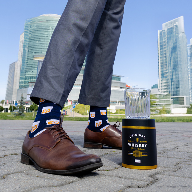1 Paar von lustigen Socken in Glas mit Whiskymotiv | Herrensocken | SOXO
