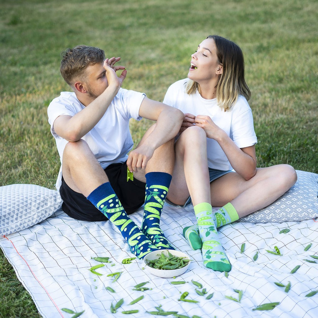Socken mit Green-Peas-Motiv in Dose
