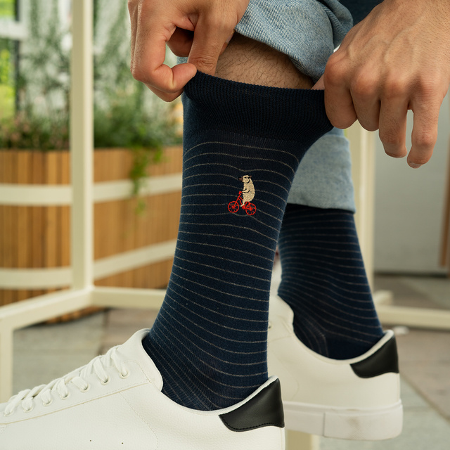 Socken mit Wasserschwein-auf-Fahrrad-Motiv 2er-Pack