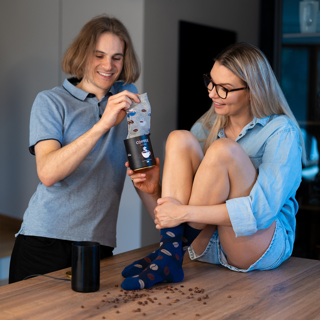 2 Paar von lustigen Socken mit Kaffeemotiv in einzigartiger Verpackung | Damen-/Herrensocken | SOXO