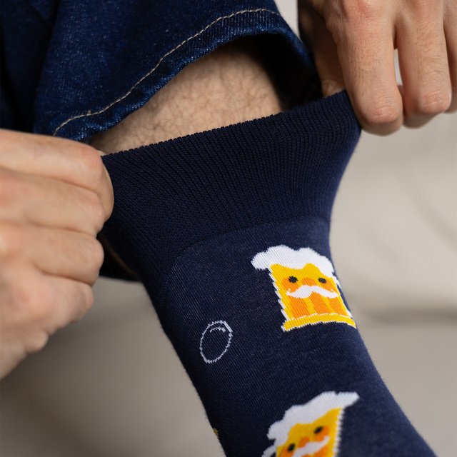 Socken im Bierkrug mit Bierdeckeln