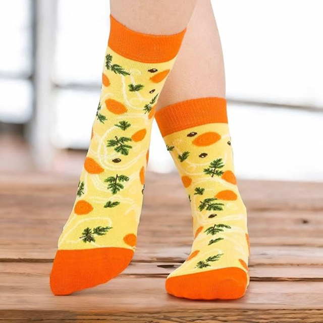 Socken mit Chicken Noodle Suppen-Motiv in Dose