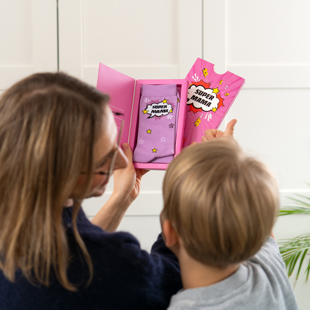 Socken mit Super Mama-Motiv in Kartenverpackung