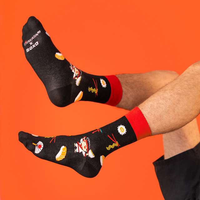 Socken mit Oyakata Teriyaki-Motiv in Tasse