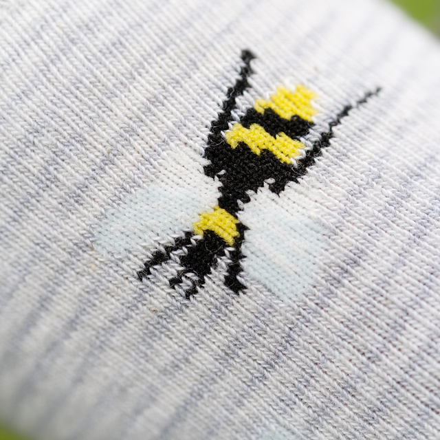 Socken mit Bee Happy-Motiv