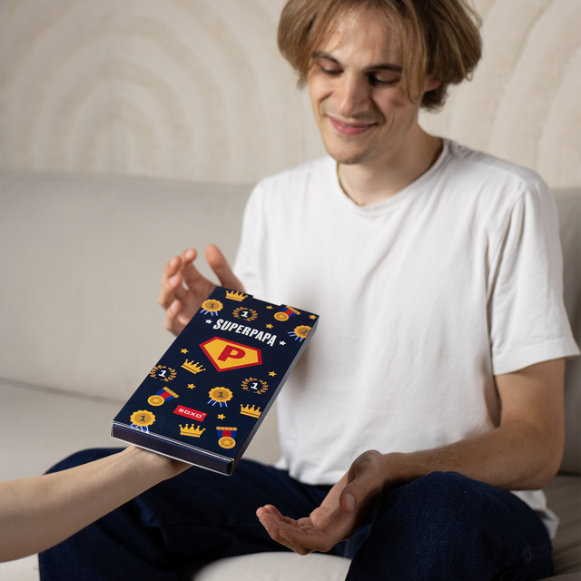 Socken mit SuperPapa-Motiv in Kartenverpackung