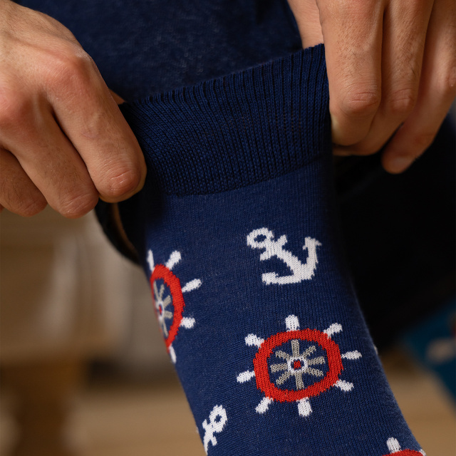 Socken mit Leuchtturm-Motiv