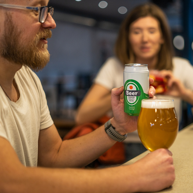 Set Herrensocken Whisky in einer Flasche und Bier in einer Dose