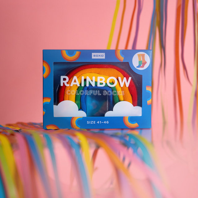 Socken mit Regenbogen-Motiv