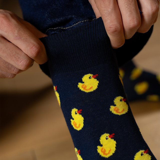 Socken mit Entenküken-Motiv
