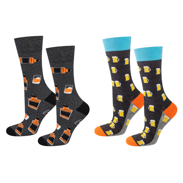 Set Herrensocken Whisky in einer Flasche und Bier in einer Dose