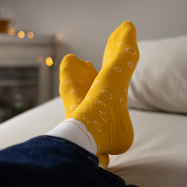 Socken im Bierkrug mit Bierdeckeln