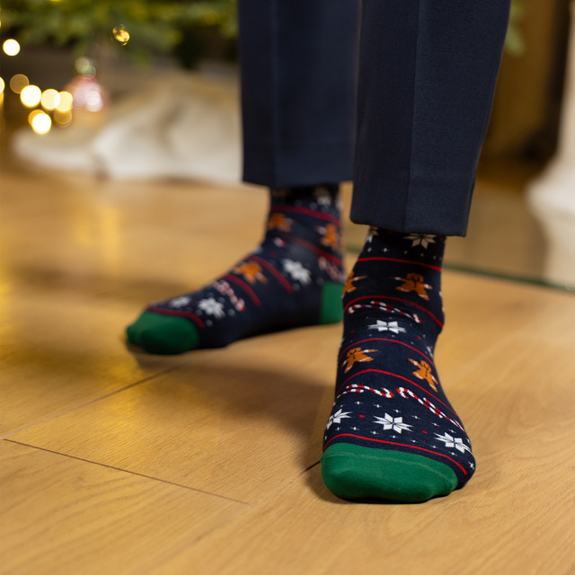 Socken mit Lebkuchen-Motiv in Kartenverpackung