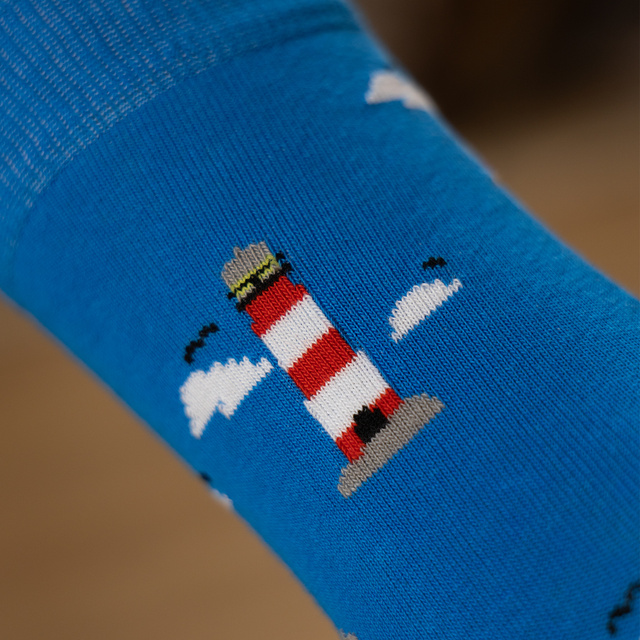 Socken mit Leuchtturm-Motiv