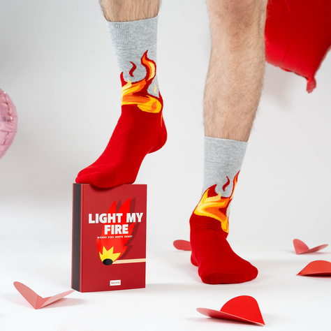 2 Paar von lustige Socken mit Feuer-motiv in einzigartiger Verpackung zum Valentinstag | Herrensocken | SOXO