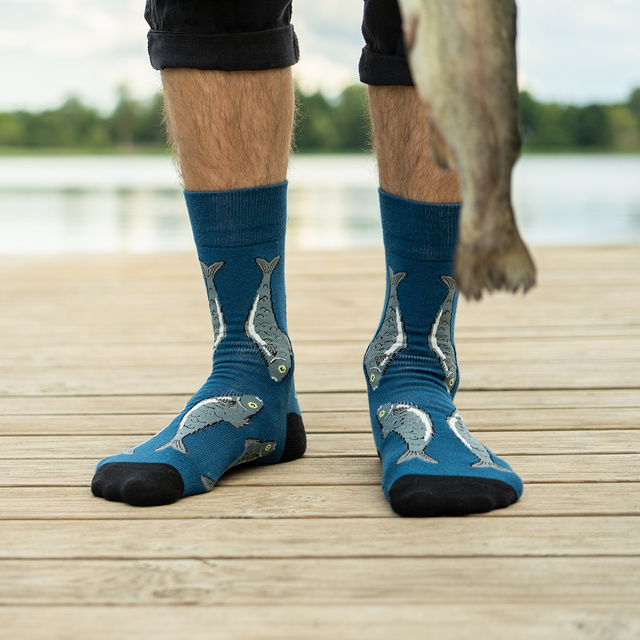 Socken mit Sardinen-Motiv