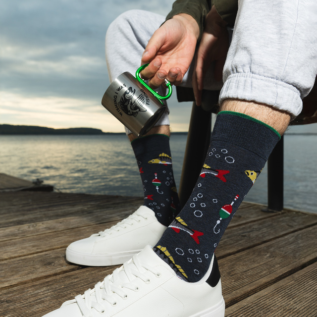 Set mit 1x lustigen Herrensocken + 1x Tasse Fische in einzigartiger Verpackung  | SOXO