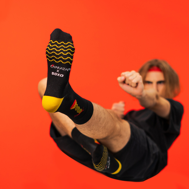 Socken mit Oyakata Classic-Motiv in Tasse