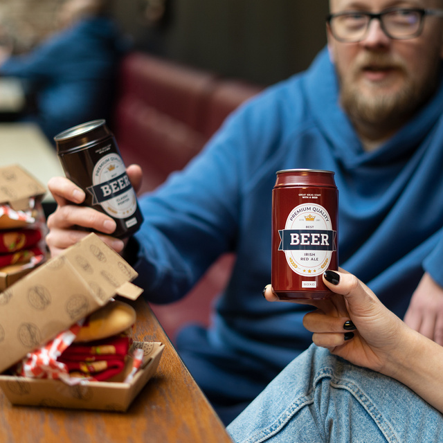 Socken mit Bier-Motiv in Dose Irish Red Ale