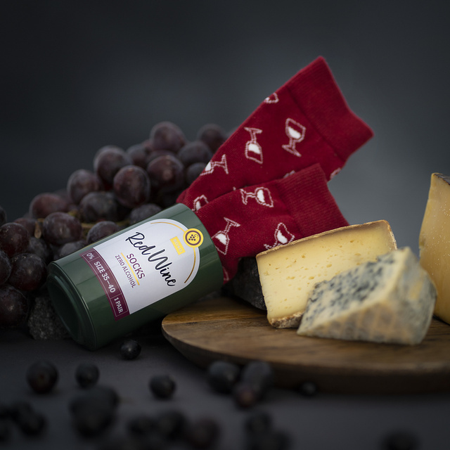 Socken mit Rotwein-Motiv in Flaschenverpackung