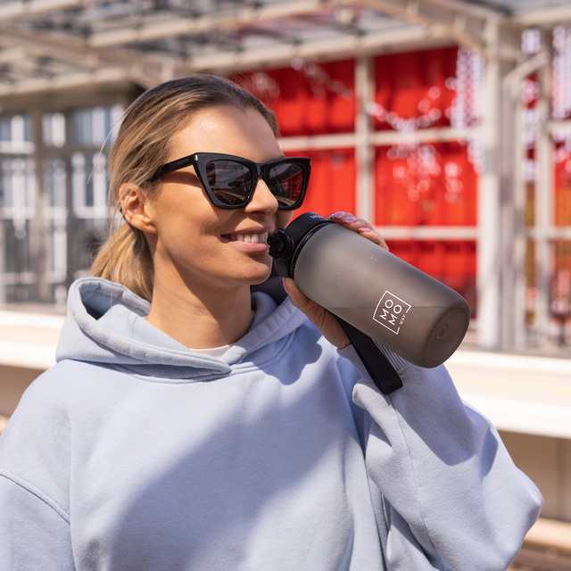  Wasserflasche mit Fruchteinsatz, grau-schwarz | BPA free | Tritan | MOMOWAY
