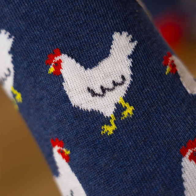 Socken mit Henne-Motiv