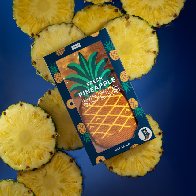Socken mit Ananas-Motiv