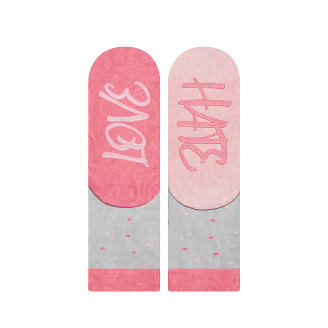 Socken mit Love-Hate-Motiv
