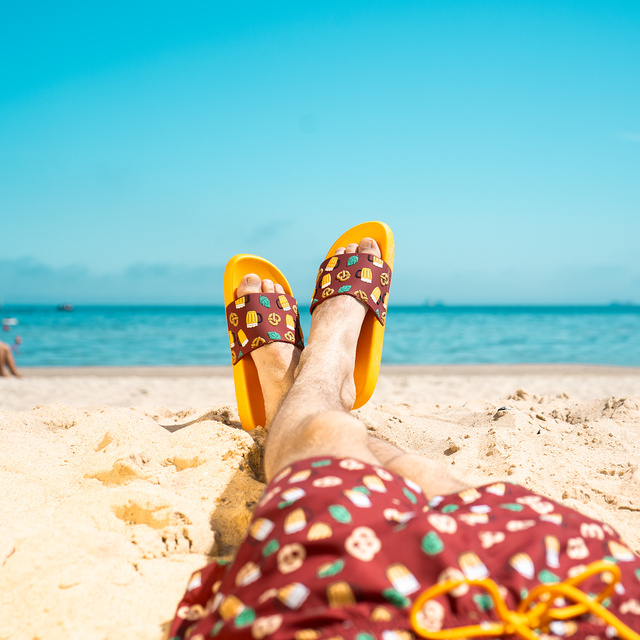 Strand Latschen mit Bier-Motiv