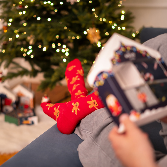 4 Paar von lustigen Socken mit Weihnachtsmotiv in einzigartiger Verpackung | Herrensocken | SOXO