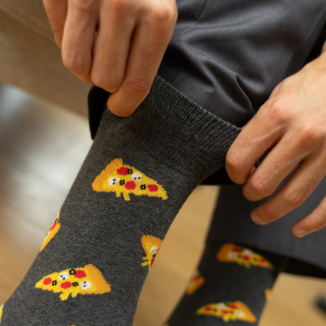 Socken mit Love You More Than Pizza-Motiv