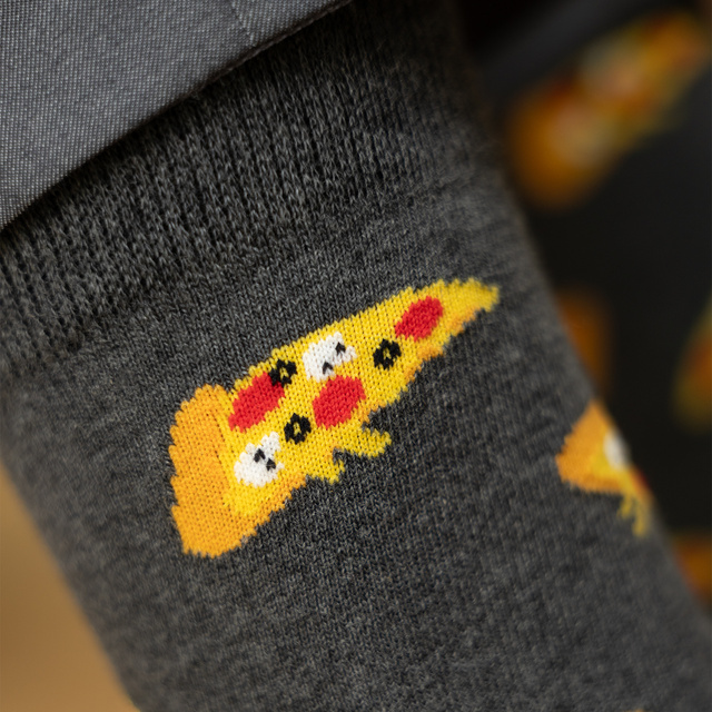 Socken mit Love You More Than Pizza-Motiv