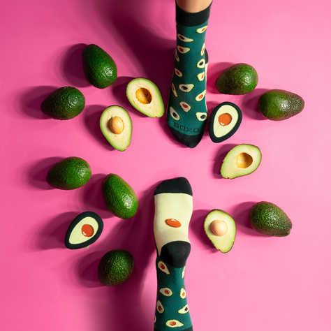 Socken mit Avocado-Motiv