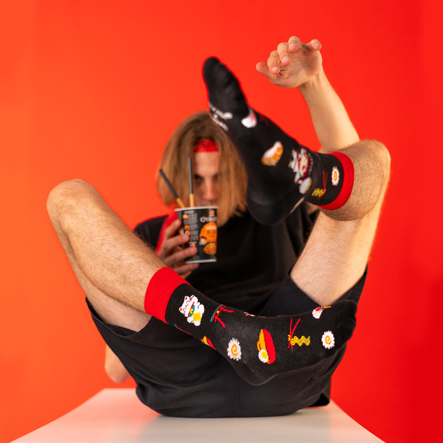 Socken mit Oyakata Teriyaki-Motiv in Tasse