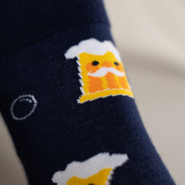 Socken im Bierkrug mit Bierdeckeln
