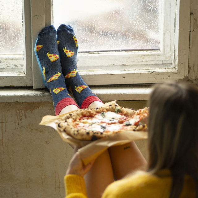 Socken mit Pizza-Motiv