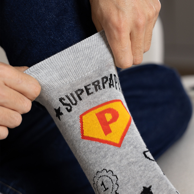 Socken mit SuperPapa-Motiv in Kartenverpackung
